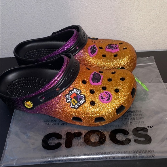 Exclusive Limited Edition Crocs Disney Hocus Pocus Glitter Clog & Jibbitz Charms - Picture 3 of 16